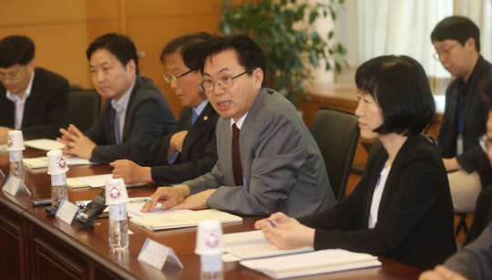 29일 오후 통의동 국정기획자문위원회에서 열린 조달청 업무보고에서 이한주 분과위원장(오른쪽 첫번째)이 모두발언을 하고 있다. 이 위원장은 &quot;관세청이 자유무역협정(FTA)을 확대하는 와중에도 공정 관세, 국민안전과 관련된 수출입통관에 만전을 기해달라&quot;고 당부했다. 연합뉴스